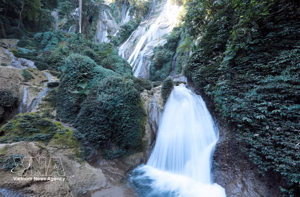 La beauté sauvage et majestueuse de la cascade de Nam Luc laisse aux visiteurs des souvenirs inoubliables. Photo : VNA