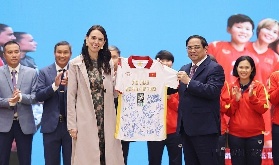 Le Premier ministre Pham Minh Chinh et son homologue néo-zélandaise Jacinda Ardern rencontre le 14 novembre 2022 à Hanoï, l'équipe nationale féminine de football du Vietnam à l'occasion de sa préparation pour la Coupe du Monde Féminine de la FIFA 2023 en Nouvelle-Zélande et en Australie. Photo: VNA