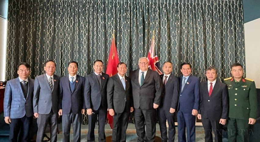 Le président de la Chambre des représentants de Nouvelle-Zélande, Gerry Brownlee (5e à droite), reçoit une délégation de la Commission de la défense, de la sécurité et des affaires extérieures de l'Assemblée nationale vietnamienne, en visite de travail du 21 au 23 août 2025 en Nouvelle-Zéland. Photo: VNA
