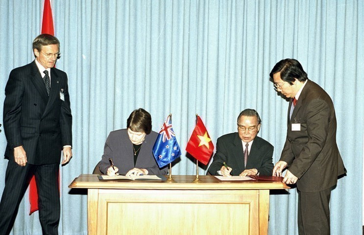 Le Premier ministre Phan Van Khai (droite) et son homologue néo-zélandaise Helen Clark signent la Déclaration commune lors de la visite officielle du dirigeant vietnamien en Nouvelle-Zélande, le 9 mai 2005. Photo: VNA