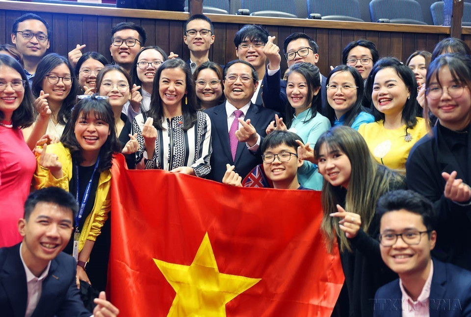Le Premier ministre Pham Minh Chinh rencontre des étudiantes vietnamiennes de l'Université Victoria de Nouvelle-Zélande, le 11 mars 2024 à Wellington. Photo: VNA