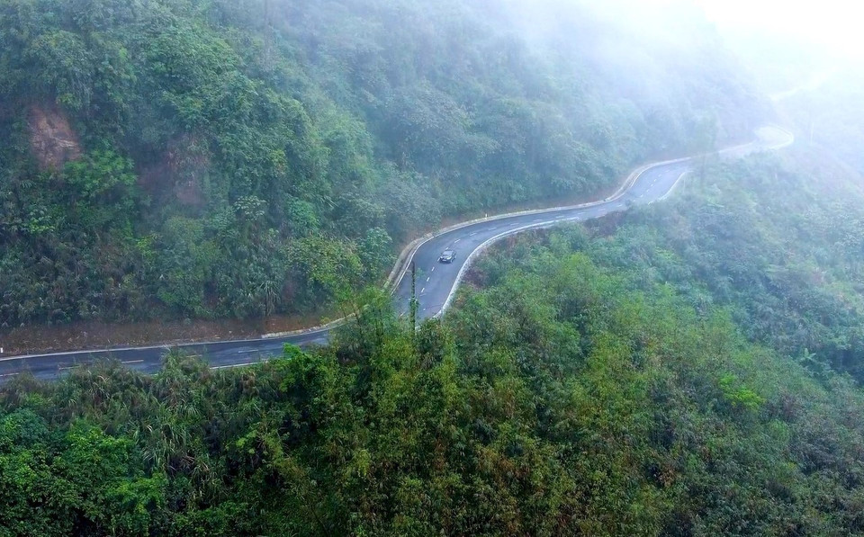 Une route moderne traversant le légendaire col de Lung Lô, un site célèbre de la campagne de Diên Biên Phu. Photo: VNA