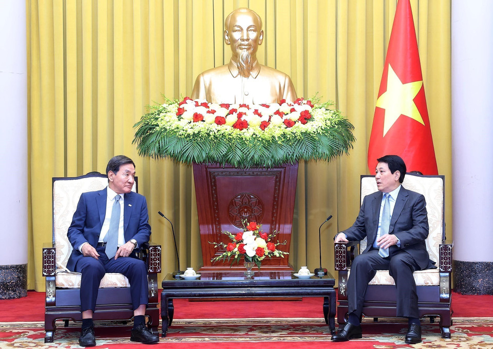 Le président vietnamien Luong Cuong (droite) reçoit l’envoyé spécial du président sud-coréen, Park Chang-dal, le 30 juillet 2025 à Hanoï. Photo : VNA