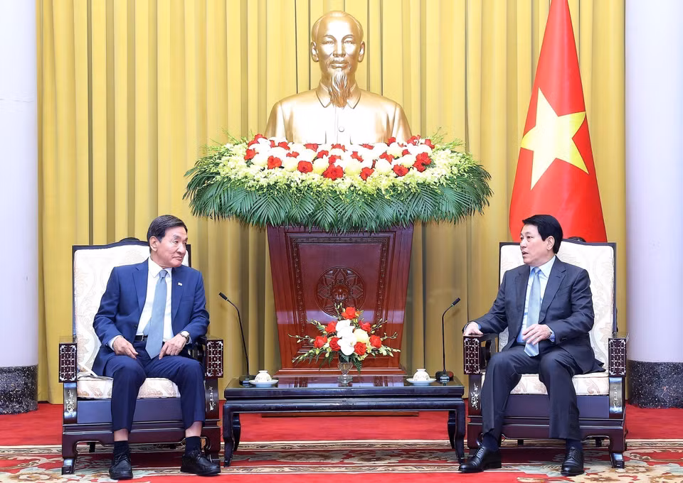 Le président vietnamien Luong Cuong (droite) reçoit l’envoyé spécial du président sud-coréen, Park Chang-dal, le 30 juillet 2025 à Hanoï. Photo : VNA