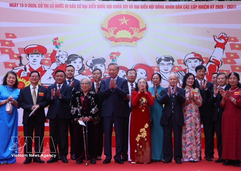 Le secrétaire général du Parti To Lam et des électeurs du quartier Ba Dinh. Photo: VNA