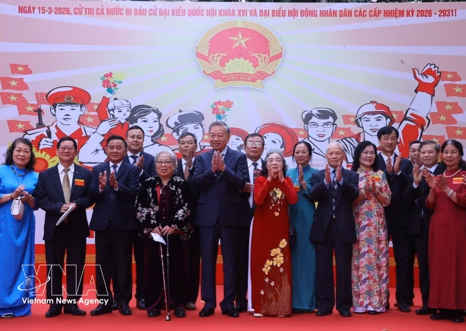 Le secrétaire général du Parti To Lam et des électeurs du quartier Ba Dinh. Photo: VNA