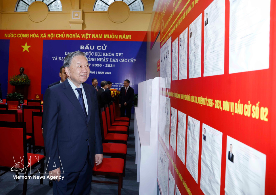 Le secrétaire général du Parti To Lam inspecte la liste de candidats au bureau de vote n° 2