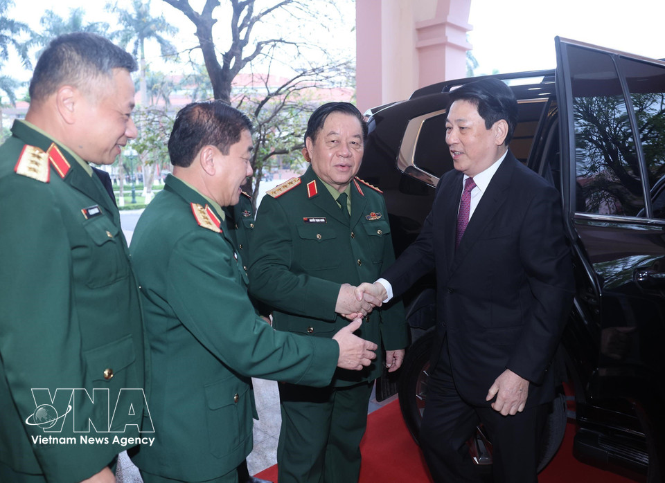 Le président Luong Cuong se rende au bureau de vote n° 26, dans le quartier de Hoan Kiem, à Hanoï. Photo: VNA