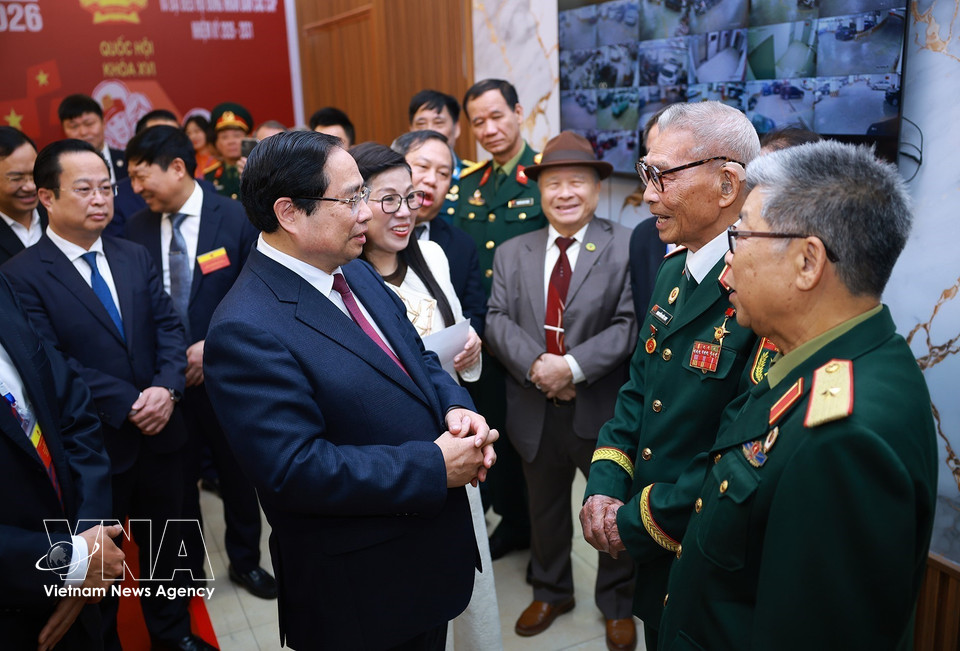 Le Premier ministre Pham Minh Chinh, son épouse et des électeurs du quartier de Tay Ho, à Hanoï. Photo: VNA