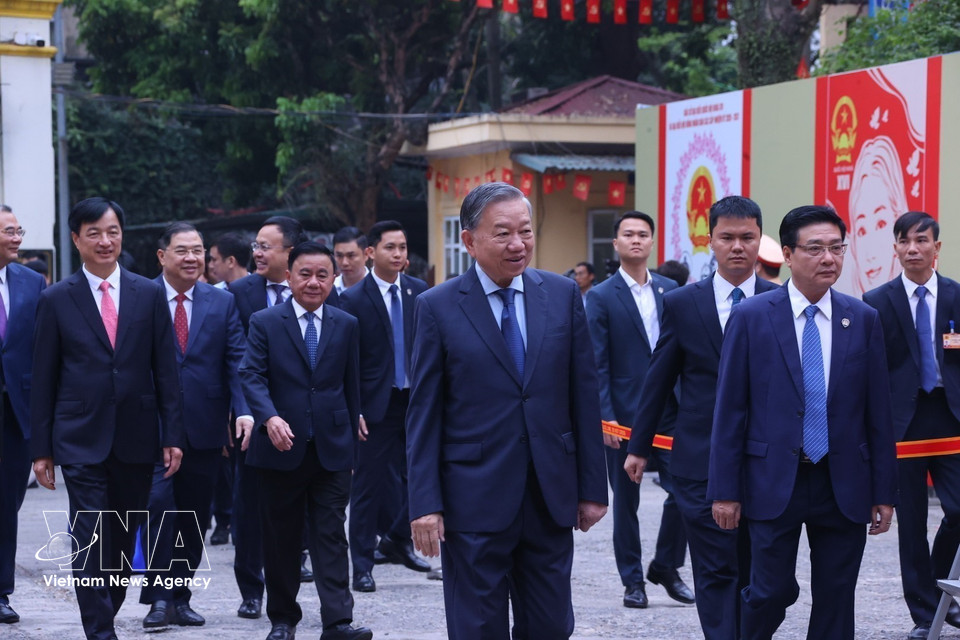Le secrétaire général du Parti To Lam se rend au bureau de vote n° 2, dans le quartier Ba Dinh, à Hanoï. Photo: VNA