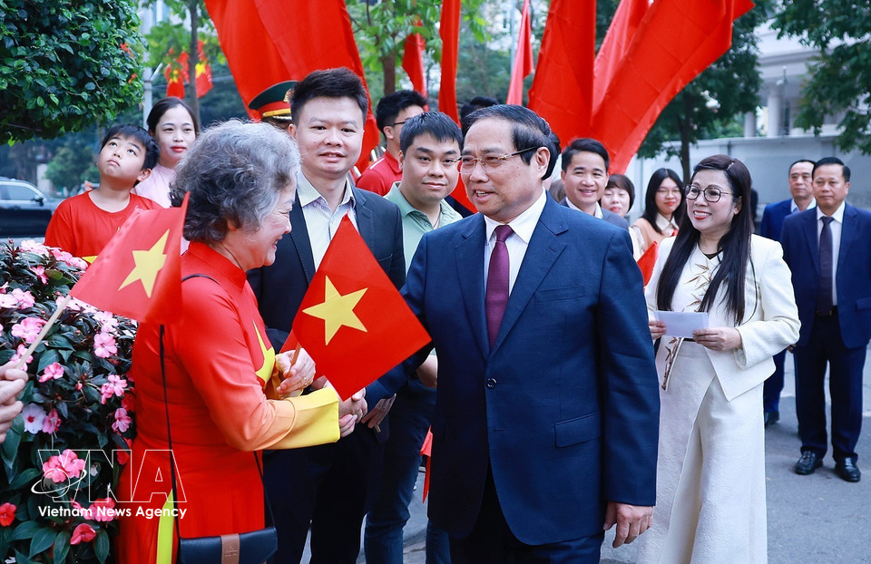 Le Premier ministre Pham Minh Chinh et son épouse se rendent au bureau de vote n° 21, dans le quartier de Tay Ho, à Hanoï. Photo: VNA