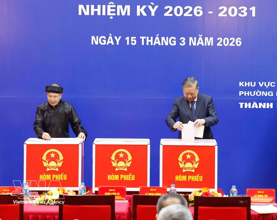 Le secrétaire général du Parti To Lam dépose son bulletin de vote dans l'urne. Photo: VNA