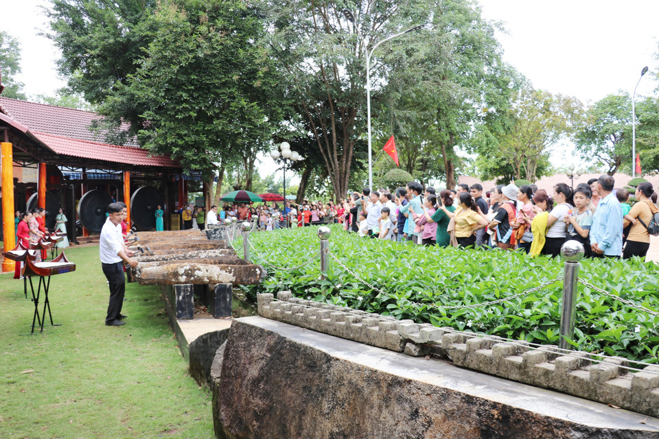Le lithophone le plus imposant du pays, pesant 20 tonnes, y est également exposé. Photo : VNA