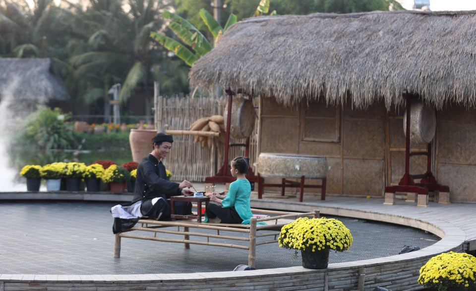 Rangées de palmiers, foyer de cuisine, plateaux de gâteaux, sentences parallèles rouges, arbre banyan et point d’eau ravivent les souvenirs de réunions familiales et de traditions transmises au fil du temps. Photo: VNA