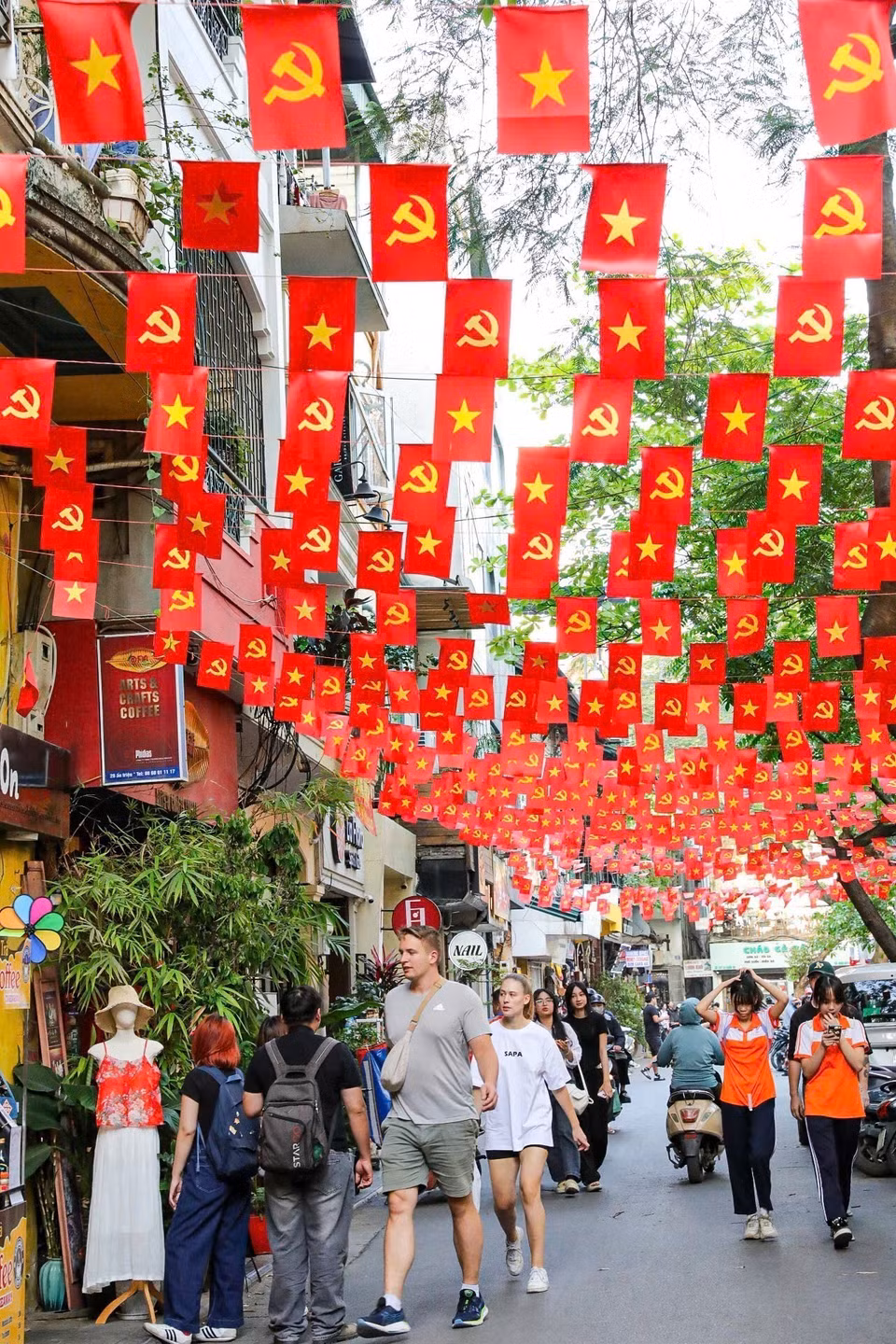 Dans la rue Âu Triêu, arrondissement de Hoan Kiêm, des centaines de drapeaux nationaux et du Parti ont été déployés le long de la voie, à côté de la Cathédrale Saint-Joseph, transformant l'endroit ces derniers jours en un point d'enregistrement prisé des jeunes passionnés de photographie. Photo: VNA