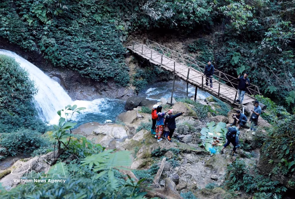 Au pied de la cascade, l’eau calme et fraîche est idéale pour se baigner durant les journées d’été. Photo : VNA