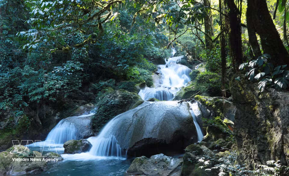 La cascade s’étend sur trois niveaux principaux, avec une hauteur totale de plus de 140 mètres. Photo : VNA