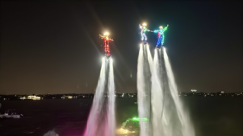 Selon le comité d'organisation, cette démonstration de flyboard s'inscrit dans le cadre des festivités du Nouvel An 2026. Photo: VNA