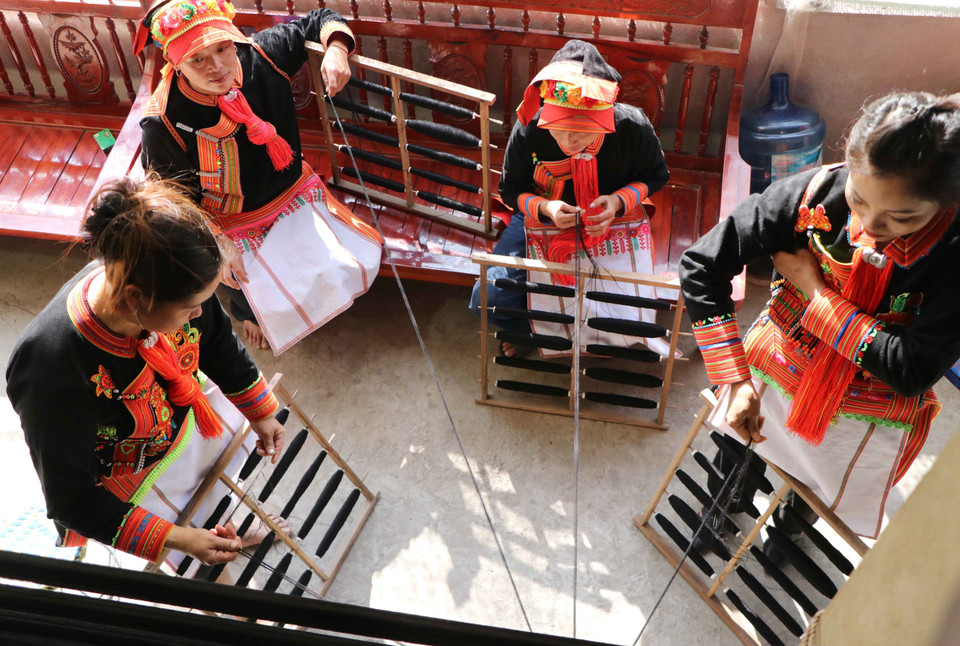 Le filage exige minutie et savoir-faire pour obtenir des fils longs et réguliers. Photo: VNA