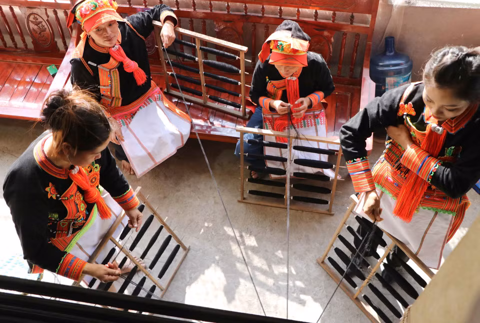 Le filage exige minutie et savoir-faire pour obtenir des fils longs et réguliers. Photo: VNA