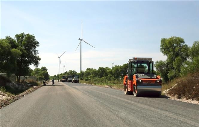 Des unités de construction accélèrent les travaux sur le tronçon traversant la commune de Ninh Chau. Photo : VNA