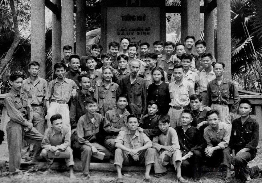 Le Président Hô Chi Minh entouré de délégués participant au Congrès national des combattants et cadres exemplaires tenu dans le Viêt Bac, du 1er au 6 mai 1952. Photo: VNA