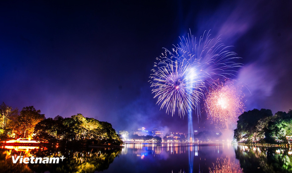Les feux d’artifice du Nouvel An au-dessus du lac de l’Épée restituée, au cœur de Hanoï, conservent une beauté à la fois éblouissante et presque sacrée, semblable à un souffle partagé par toute la ville en cet instant de réveillon. Photo: VNA