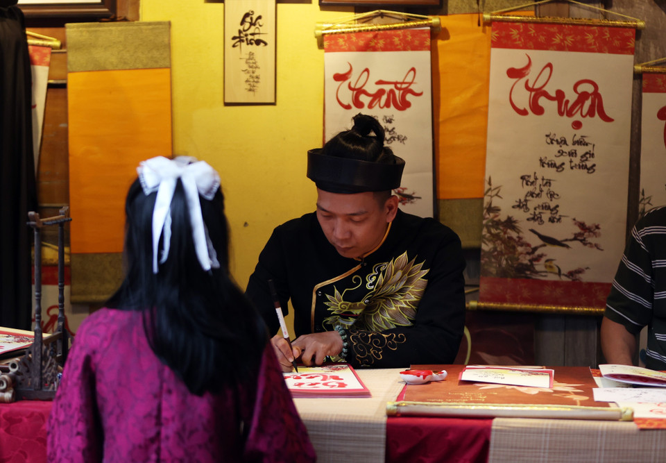 Pour de nombreux jeunes, le festival représente une occasion précieuse de se reconnecter à leurs racines culturelles. Photo: VNA