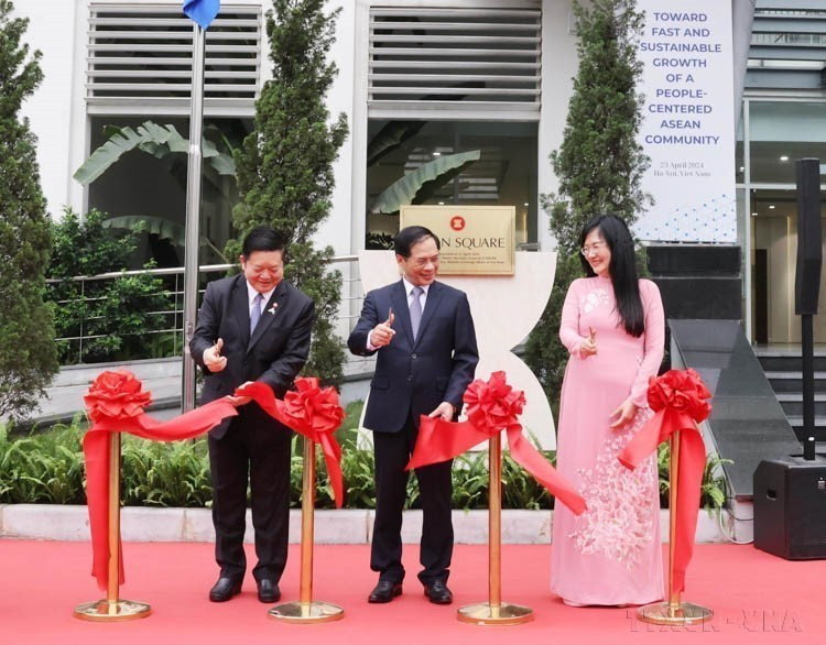 De gauche à droite: le secrétaire général de l’ASEAN, Kao Kim Hourn, le ministre des Affaires étrangères Bui Thanh Son et la directrice par intérim de l’Académie diplomatique du Vietnam Pham Lan Dung lors de la cérémonie d’inauguration de la place ASEAN à l’Académie diplomatique du Vietnam, le 22 avril 2024 à Hanoï. Photo : Lam Khanh – VNA. Photo: VNA