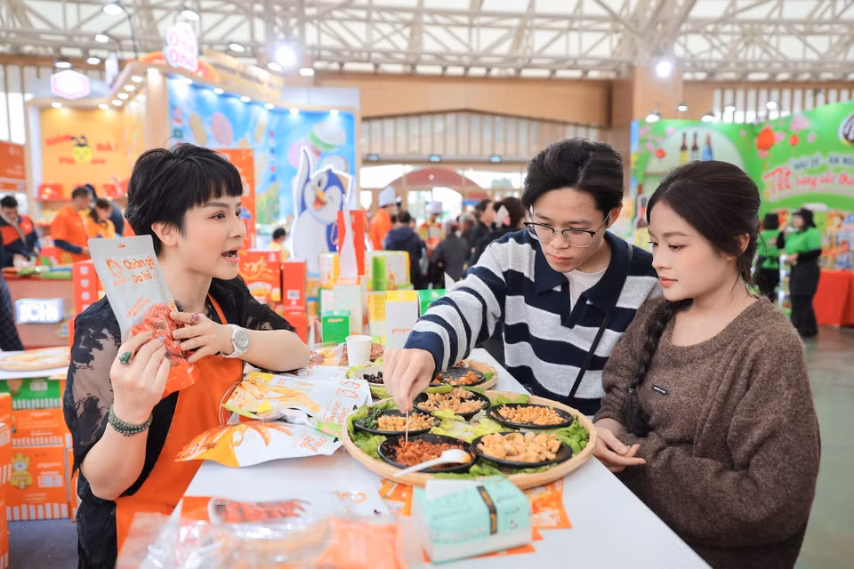 De nombreuses unités présentent à la foire des spécialités ayant déjà affirmé leur notoriété, certifiées OCOP 3 ou 4 étoiles, fabriquées selon des procédés fermés et bénéficiant de technologies modernes de transformation, d’emballage et de conservation. Photo: VNA