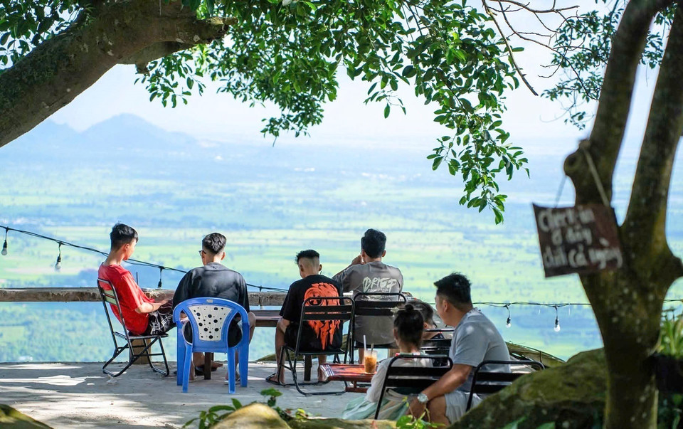 Des touristes contemplent le panorama majestueux de la région de Bay Nui (les Sept Montagnes) depuis la maison d’hôtes Thac Suôi Tiên, située dans la commune de Nui Câm, province d’An Giang. Photo: VNA