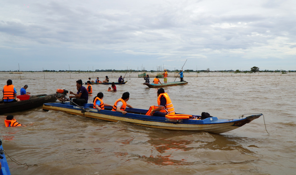 Les touristes sont très enthousiastes à l'idée de vivre la saison "des hautes eaux" dans la commune de Thuong Phuoc, province de Dong Thap. Photo : VNA