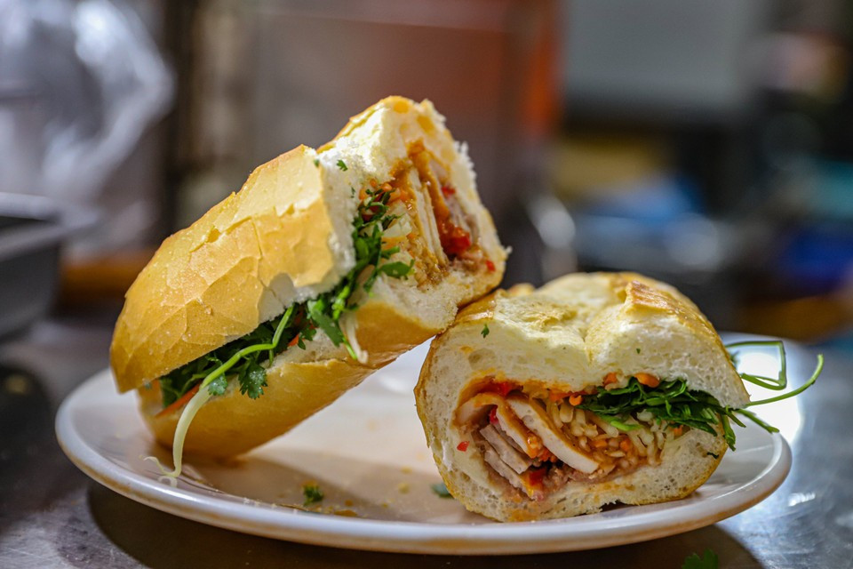 Grâce à son authenticité inégalée et à la richesse de ses saveurs, le "bánh mì" a conquis les gourmets du monde entier. Ce sandwich emblématique est devenu bien plus qu'un simple plat : il est aujourd'hui un ambassadeur majeur qui contribue activement à forger et à rayonner l’identité culinaire vietnamienne sur la scène internationale. Photo: VNA