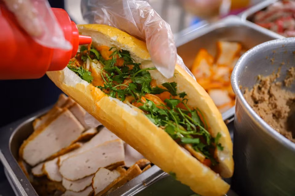 Non seulement leur apparence est appétissante, mais leur goût est tout aussi irrésistible. On apprécie leur croûte chaude et croustillante, la richesse de leur garniture, ainsi que la saveur acidulée unique apportée par les légumes frais ou la salade composée. Photo: VNA