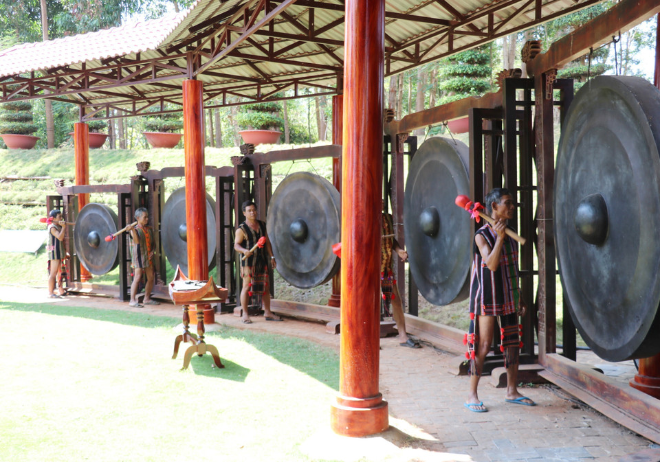Les visiteurs peuvent y admirer le plus grand ensemble de gongs du Vietnam, exposé dans cet espace culturel. Photo : VNA