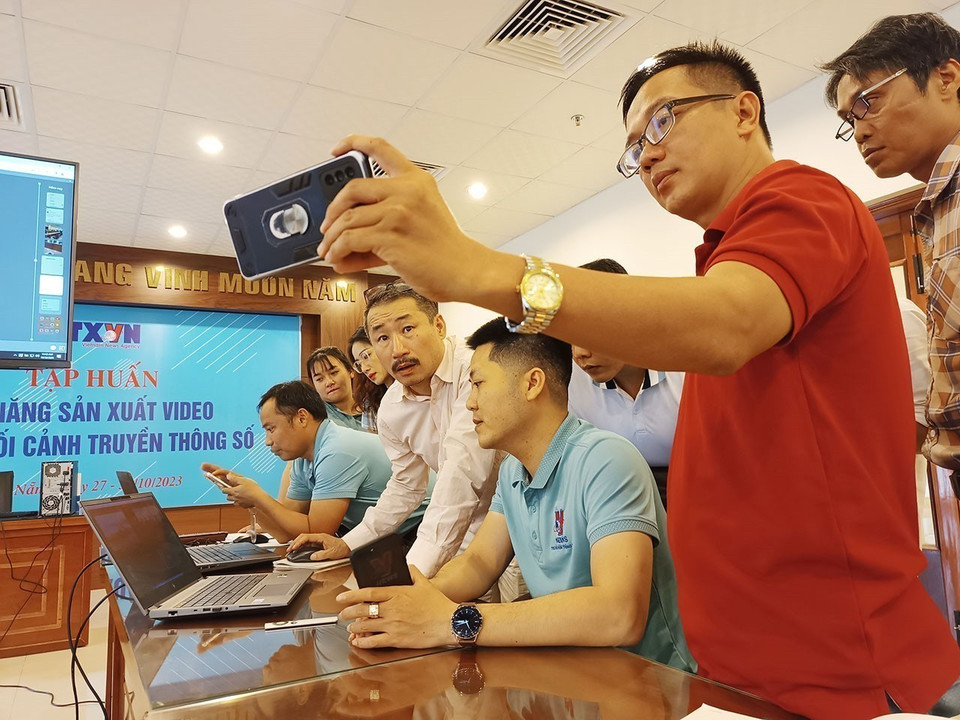 L'essor d'internet, des smartphones et des appareils électroniques intelligents a redéfini le paysage médiatique vietnamien. Sur la photo : des reporters de l'Agence vietnamienne d'information (VNA) apprennent à monter des vidéos sur leurs téléphones lors d'un atelier à Da Nang. Photo : VNA
