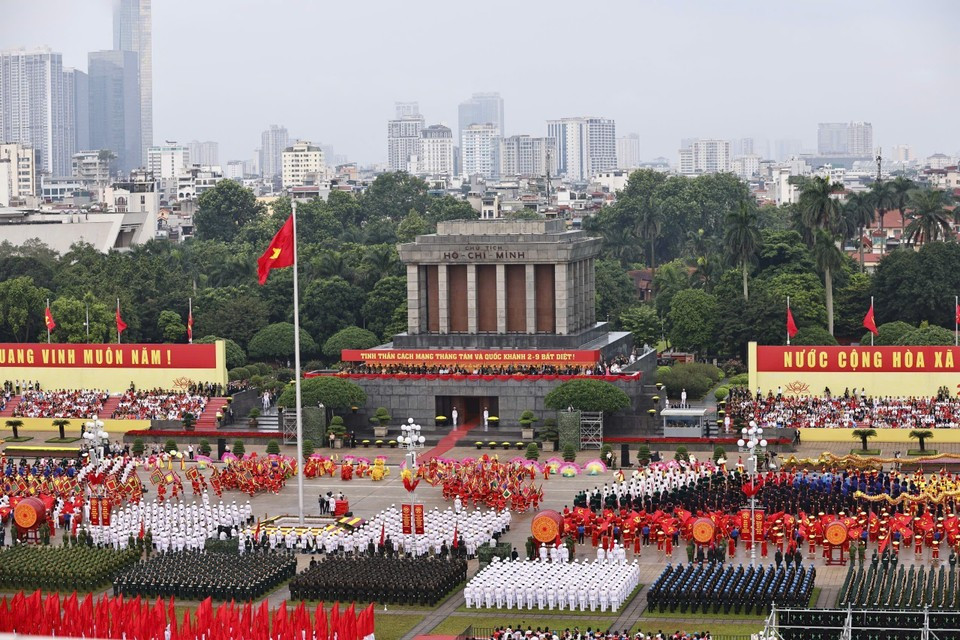 Les unités du défilé s’entraînent avant le début de la répétition générale. Photo : VNA
