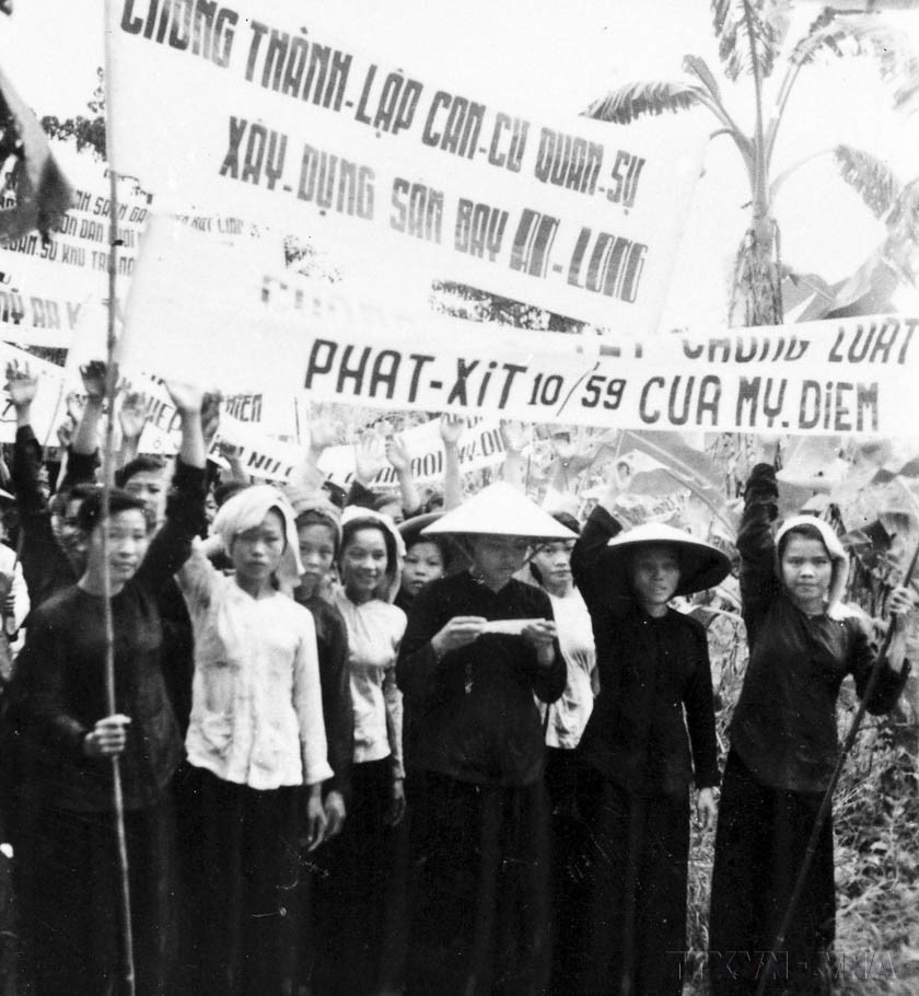 Des membres de l’Armée aux cheveux longs à une manifestation exigeant l'abolition de la loi fasciste 10/59, l'établissement d'un gouvernement démocratique progressiste et contre la construction de bases militaires par l'armée américaine et l'administration de Ngo Dinh Diem. Photo: VNA