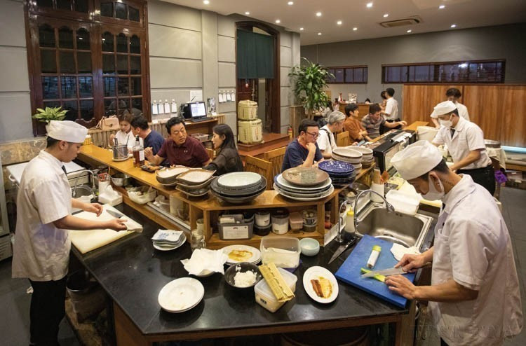 De nombreux restaurants de style japonais sont présents à Hanoï, témoignant de l'attrait de la cuisine japonaise auprès des Vietnamiens et contribuant au renforcement des échanges culturels entre les deux peuples. Photo: VNA