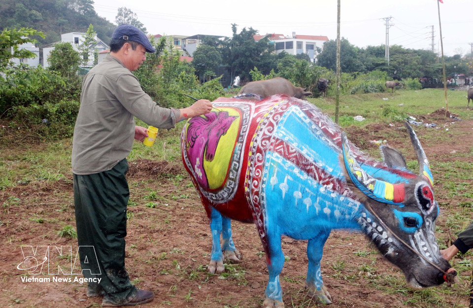 Le thème principal représenté par les artistes sur les buffles cette année sont liés au cheval en tant que signe du zodiaque. Photo: VNA