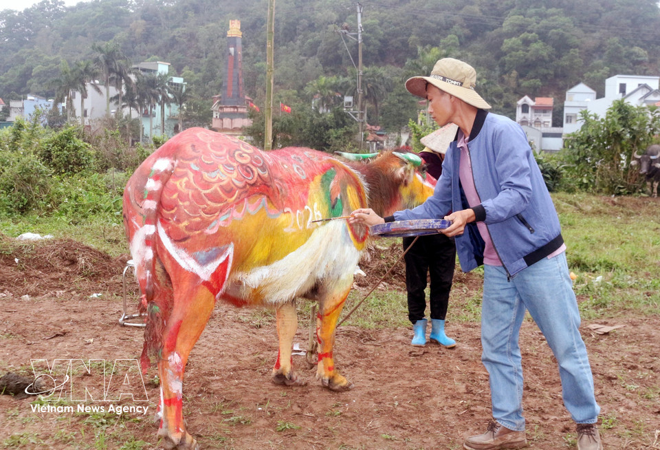Avec des couleurs vives, chaque artiste a créé une œuvre unique. Photo: VNA