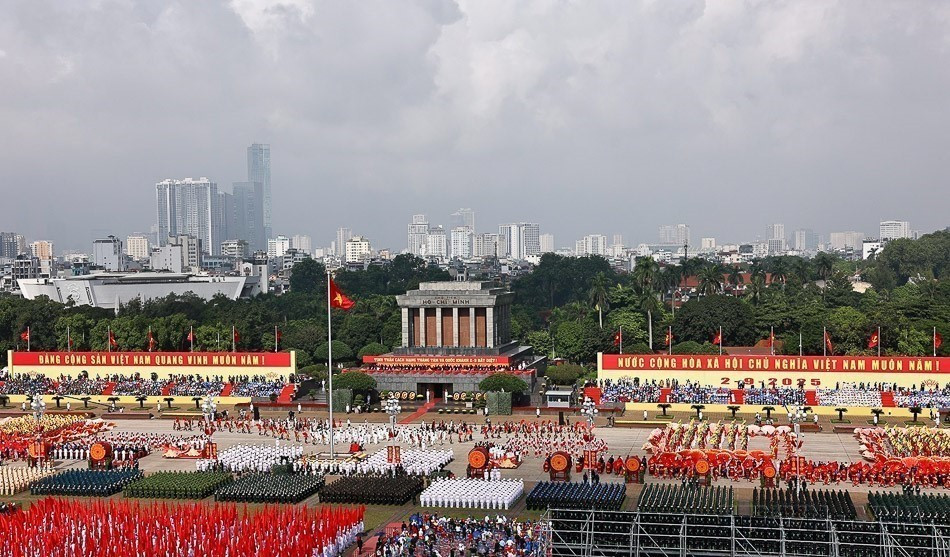 Le matin du 2 septembre 2025, une cérémonie commémorative et un défilé ont été organisés solennellement sur la place Ba Dinh pour célébrer le 80e anniversaire de la Révolution d'Août et la Fête nationale du Vietnam (2 septembre). Photo: VNA