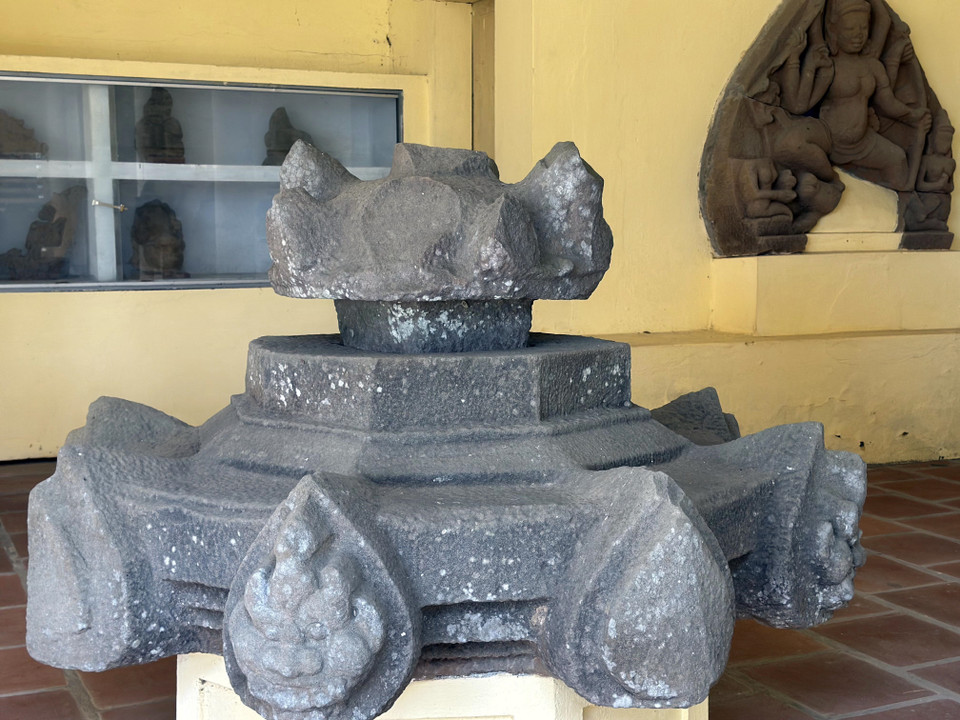 De nombreux objets précieux, découverts lors de fouilles, sont exposés dans la zone des tours de Chiên Dan. Photo: VNA