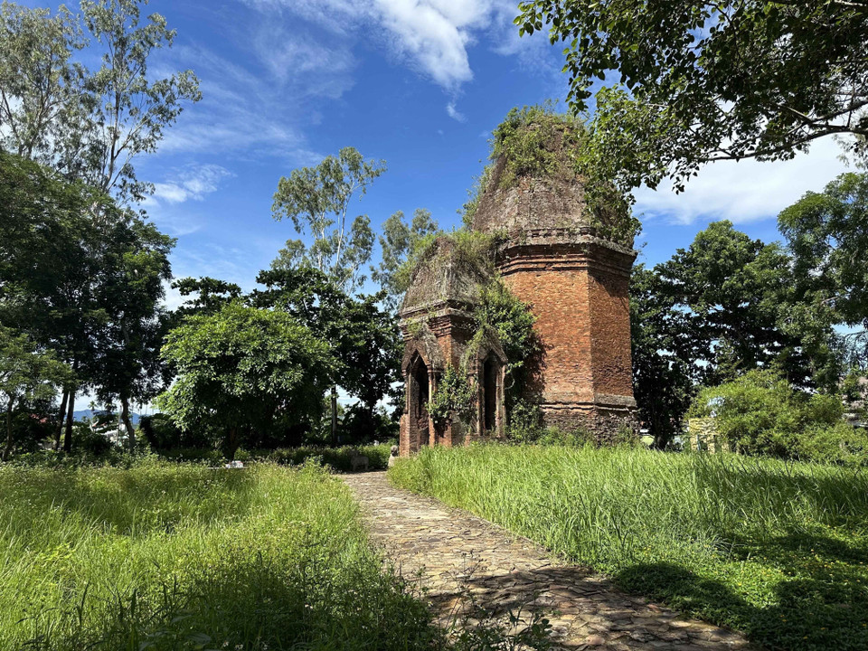 La tour Bang An, ornée de l'image du Linga datant du XIe siècle, est l'une des plus anciennes tours Cham encore existantes, avec une architecture unique, totalement différente des autres groupes de tours Cham au centre du Vietnam. Photo: VNA