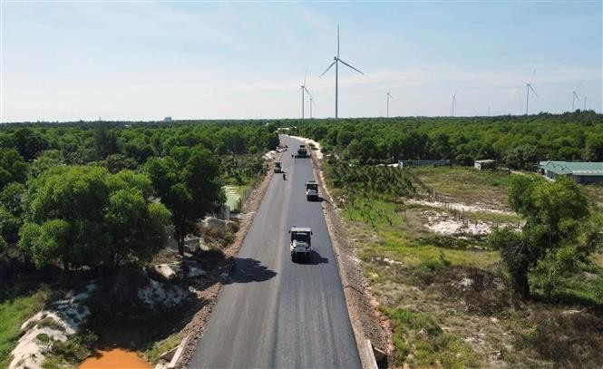 Des unités accélèrent les travaux sur le tronçon traversant la commune de Cam Hong. Photo : VNA