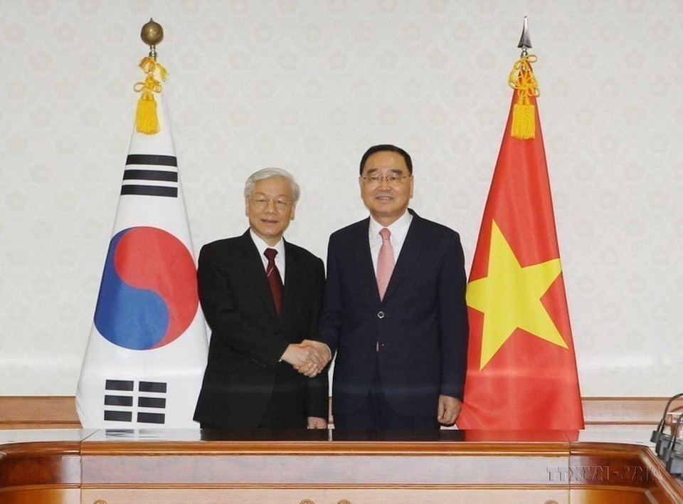 Le secrétaire général du PCV Nguyên Phu Trong (gauche) rencontre le Premier ministre sud-coréen Jung Hong-won lors de sa visite d'État en République de Corée, le 2 octobre 2014, à Séoul. Photo : VNA