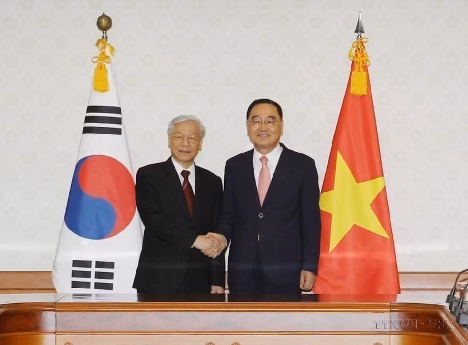 Le secrétaire général du PCV Nguyên Phu Trong (gauche) rencontre le Premier ministre sud-coréen Jung Hong-won lors de sa visite d'État en République de Corée, le 2 octobre 2014, à Séoul. Photo : VNA
