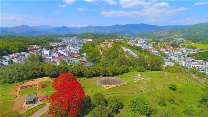 La colline A1 qui fut le champ de bataille féroce de la campagne de Diên Biên Phu il y a 71 ans, se situe actuellement à côté d'une zone résidentielle animée. Photo: VNA