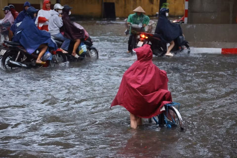 La rue Câu Diên est fortement inondée, rendant les déplacements des habitants particulièrement difficiles dans la matinée du 7 octobre. Photo : VNA