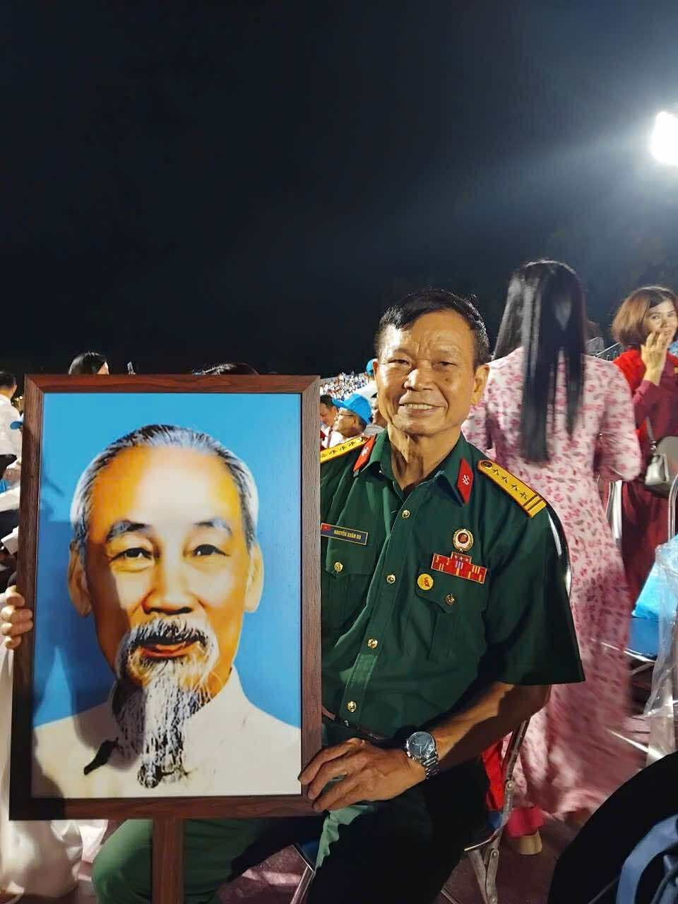 Le colonel Nguyên Xuân Du, ancien maître de conférences à l’Académie nationale de défense, assiste à la répétition générale du défilé sur la place Ba Dinh. Photo : VNA